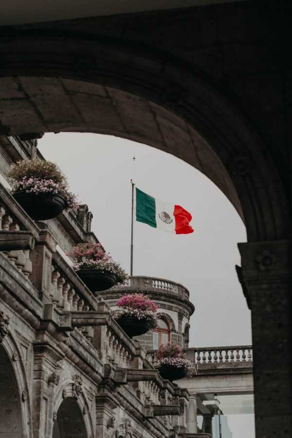 Zabytkowa zabudowa i flaga meksyku