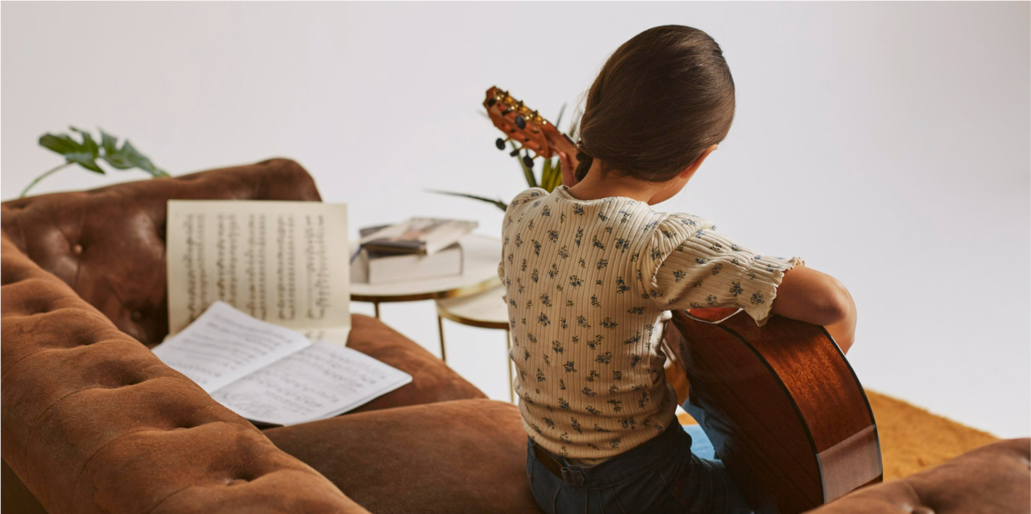 Dziewczynka gra na gitarze
