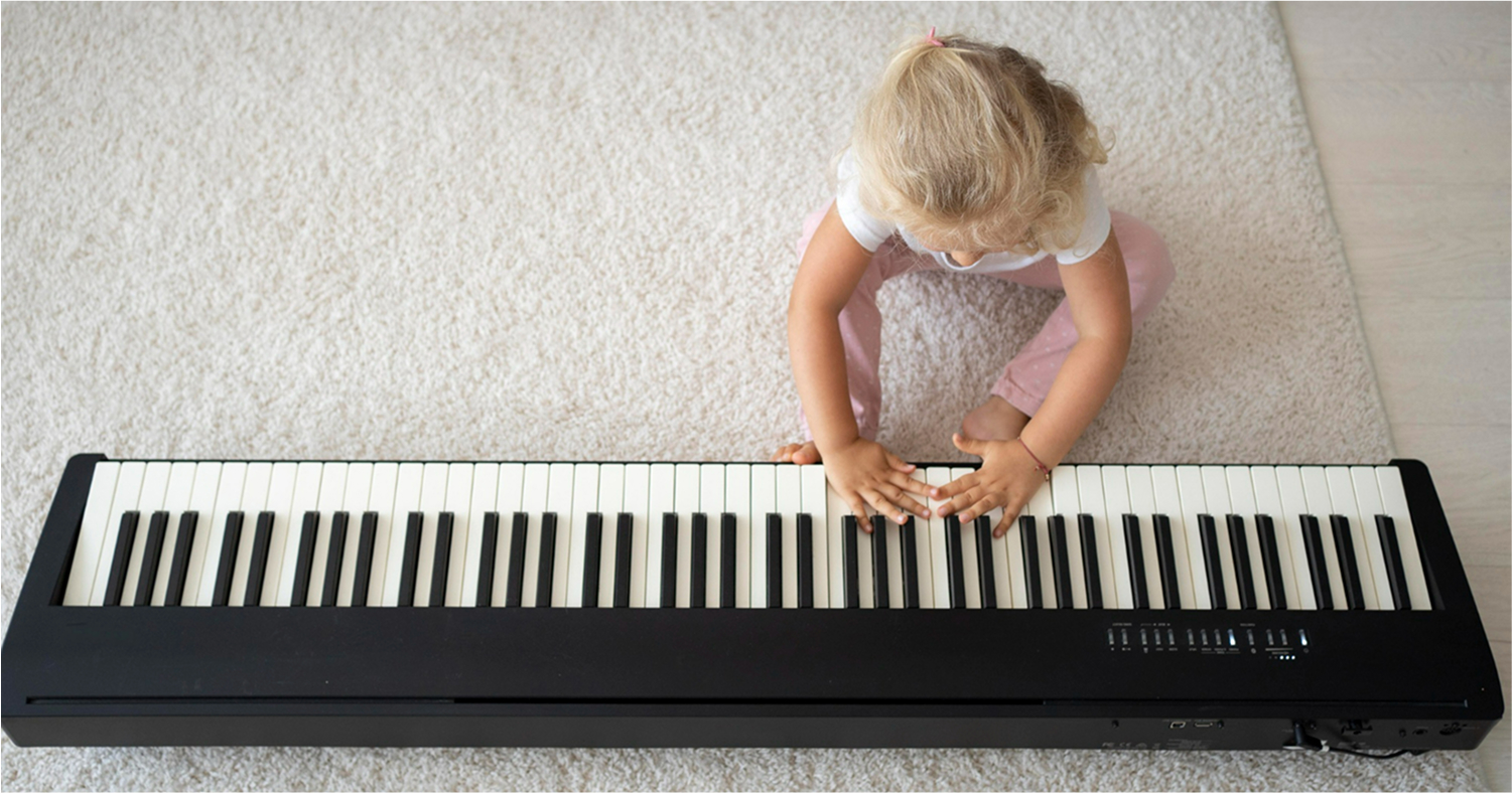 dziewczynka siedzi przy keyboardzie